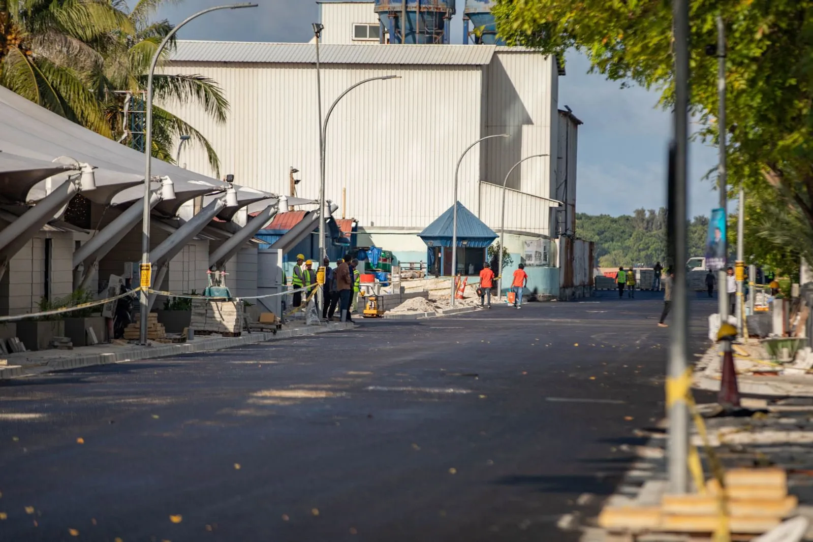 އަމީނީ މަގުގައި ތާރު އަޅާ ނިންމާލާފަ-- ފޮޓޯ: އާރުޑީސީ
