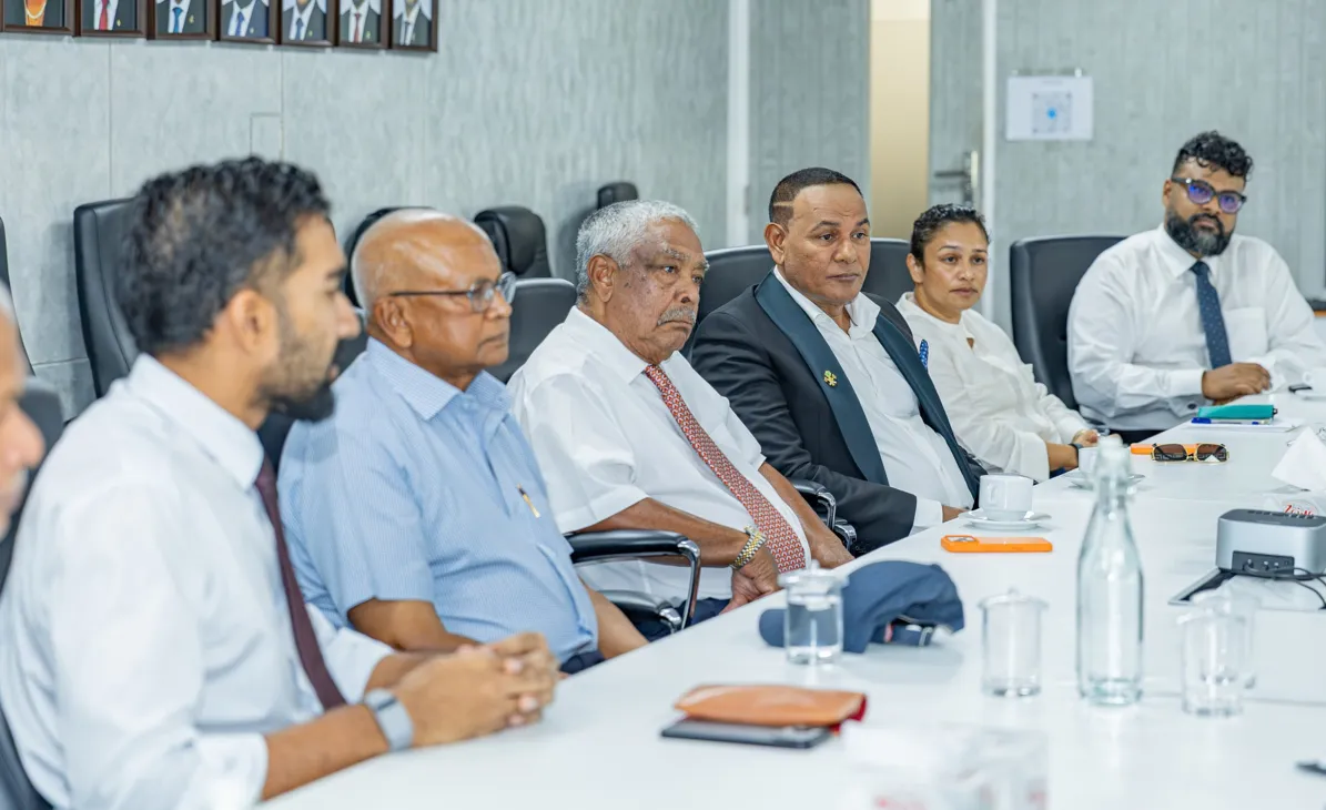 ފަތުރުވެރިކަމުގެ ސިނާއަތުގެ އިސް ބޭފުޅުންނާ އެކު، މިނިސްޓަރު އަމީން އާއި އިސް މިނިސްޓަރުންގެ ބައްދަލުވުމެއް