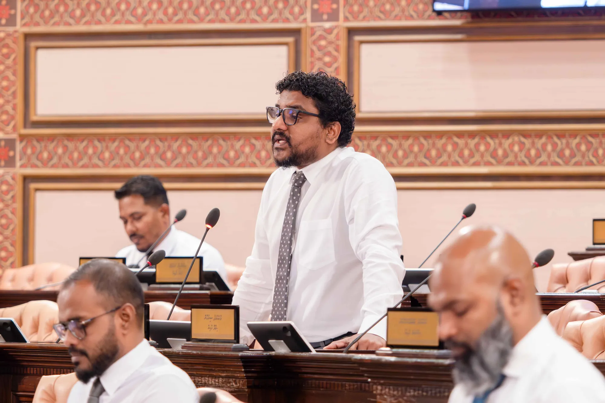 ބޭރު ފައިސާއިން ސާވިސް ޗާޖު ދޭން މަޖުބޫރުވާގޮތަށް  މަޖިލީހަށް ބިލެއް!