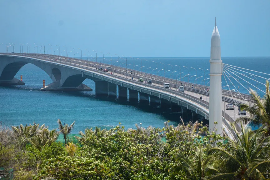 ބްރިޖް ހައިވޭގައި ހިނގި އެކްސިޑެންޓެއްގެ މަންޒަރު ދުއް މީހަކު ހޯދަނީ
