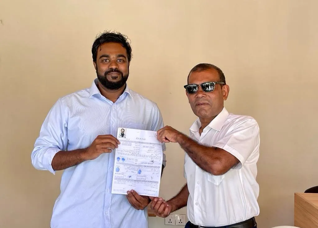 އެމްޑީޕީ އެކްޓިވިސްޓެއް ސަރުކާރުގެ މަގާމުން އިސްތިއުފާ ދީ ޑިމޮކްރެޓްސް އަށް ސޮއިކޮށްފި!
