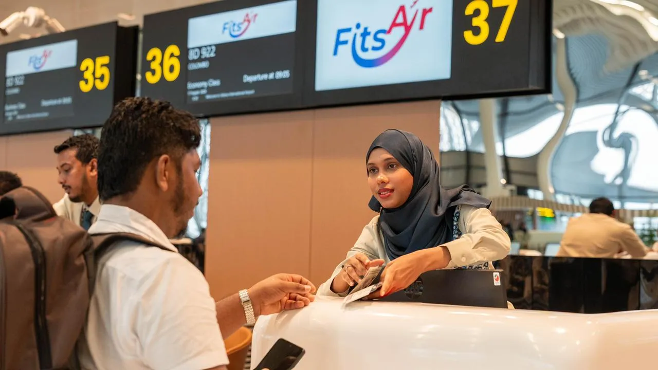 ފިޓްސް އެއާގެ ފަސެންޖަރަކު އައު ޓާމިނަލުން ހިދުމަތް ހޯދަނީ.. ފޮޓޯ: އެމްއޭސީއެލް