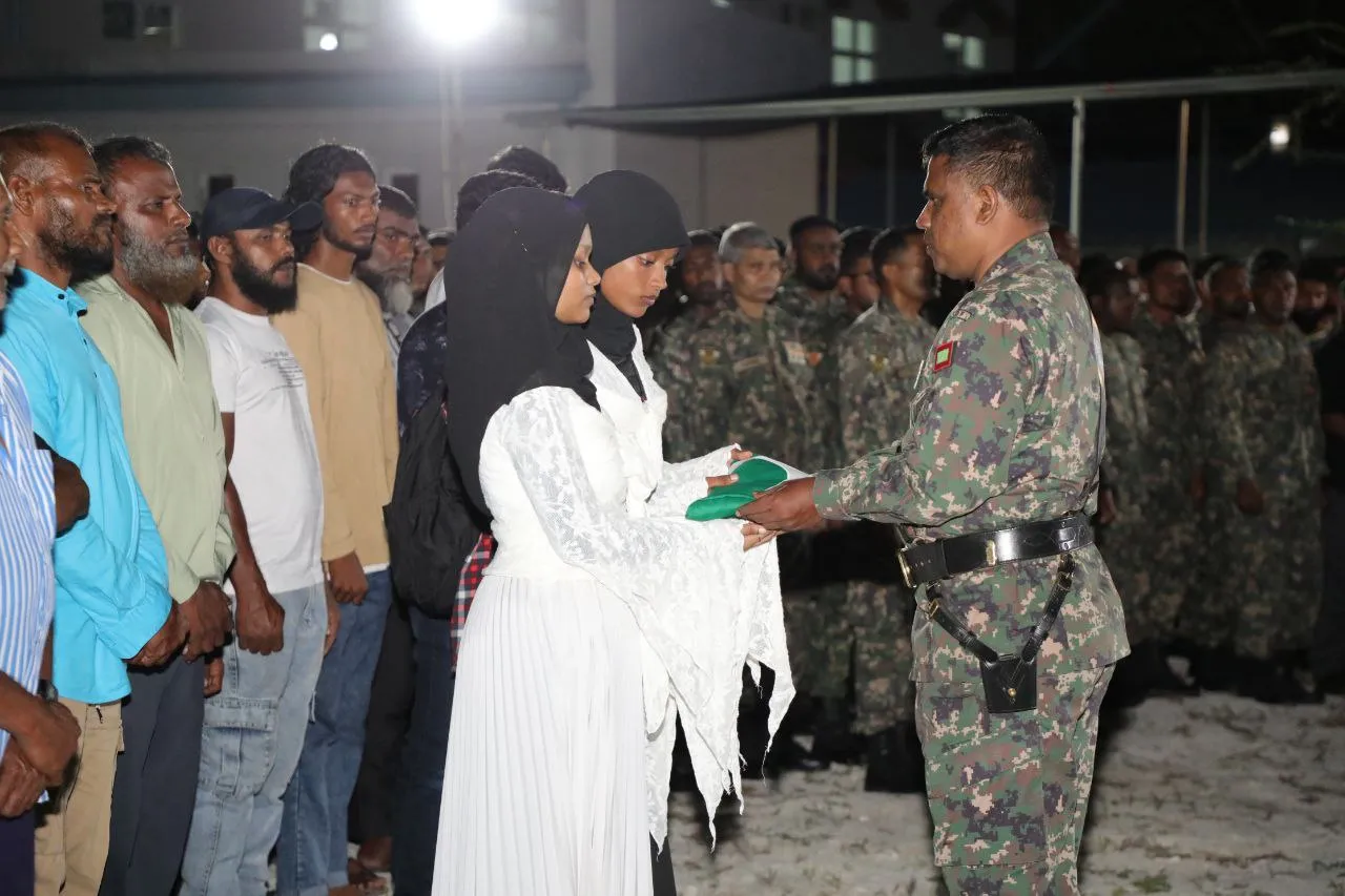 ހާމިދުގެ ޖަނާޒާ ރަސްމީ އިއްޒަތުގައި ބޭއްވުން -- ފޮޓޯ: އެމްއެންޑީއެފް