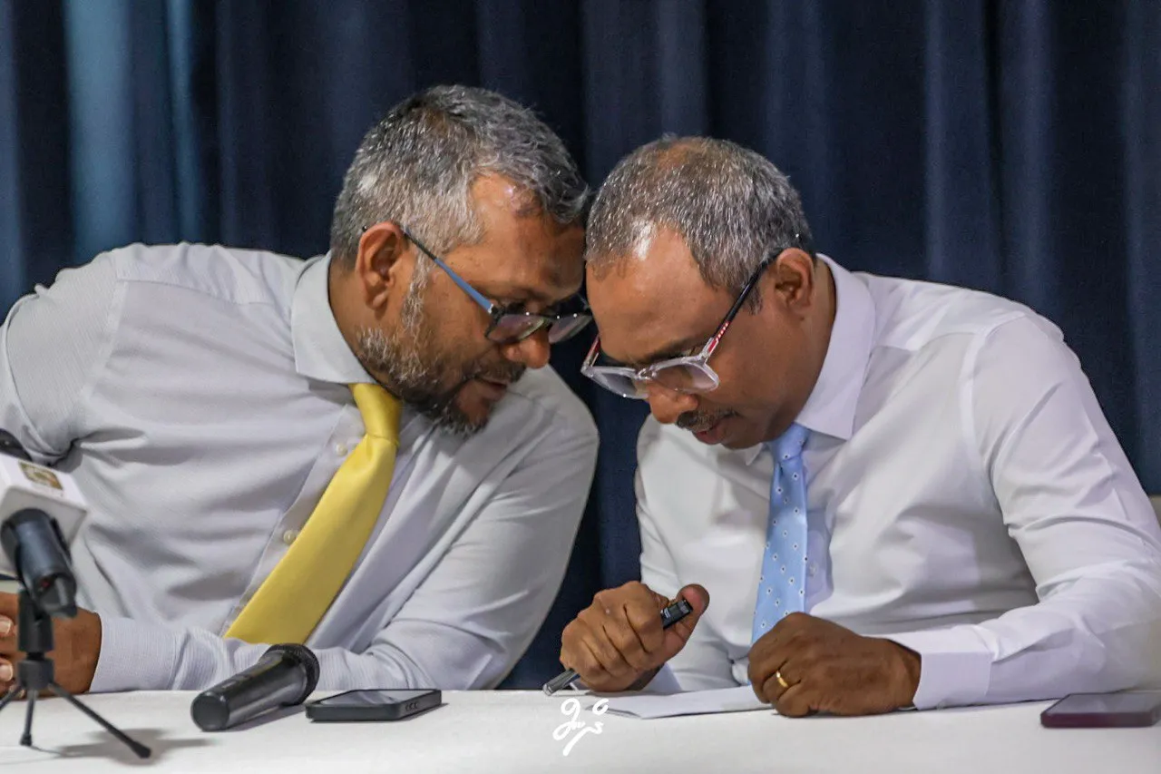 މިއަދުގެ ނޫސްވެރިންގެ ބައްދަލުވުމުގައި އެމްޑީޕީގެ ޗެއާރޕާސަން ފައްޔާޒު އިސްމާއީލް އަދި ޑިމޮކްރެޓްސް ގެ ޕީޖީ ލީޑަރ ޢަލީ އާޒިމް-- ފޮޓޯ/ދެން