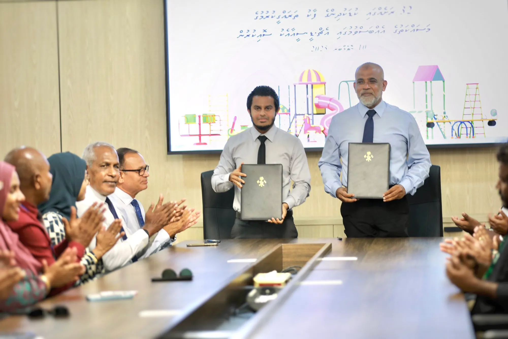 އެޗްޑީސީއަށް 32 ރަށެއްގައި ކުޑަކުދިންގެ ޕާކު ތަރައްގީ ކުރަން ހަވާލުކުރުން -- ފޮޓޯ: އެޗްޑީސީ