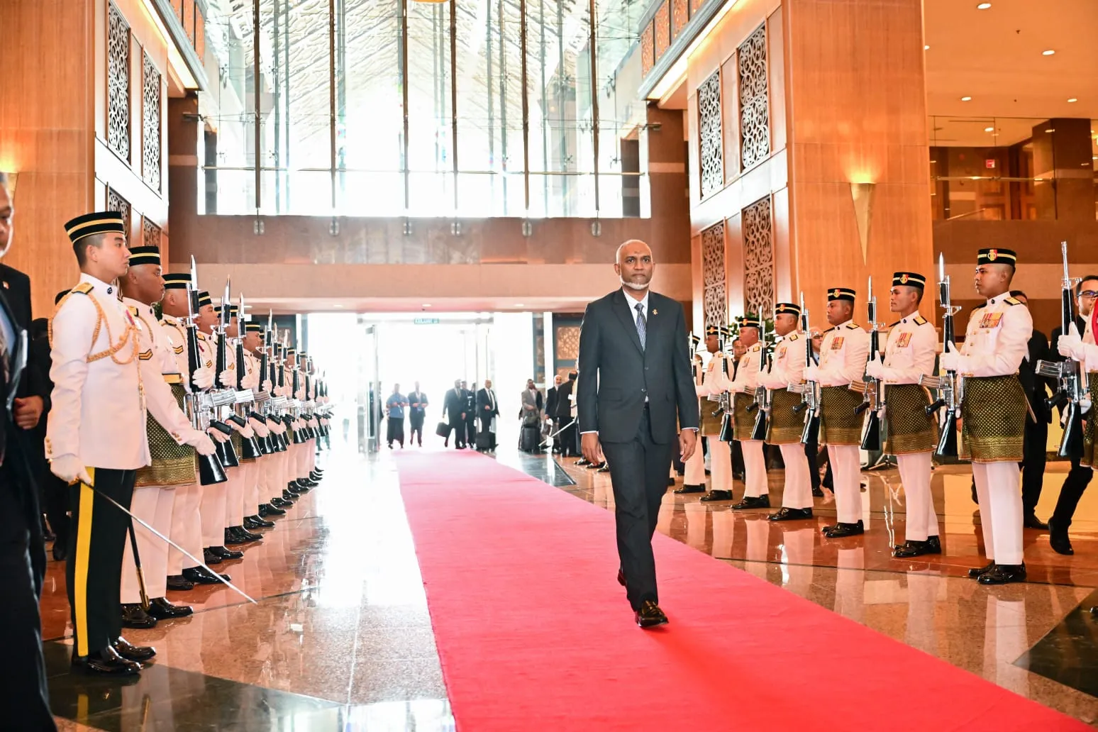 ރައީސުލްޖުމްހޫރިއްޔާ ޑރ.މުހައްމަދު މުއިއްޒު މެލޭޝިޔާއަށް ވަޑައިގަތުމުން، އެޤައުމުން، އެމަނިކުފާނަށް މަރުހަބާ ދަންނަވަނީ.. ފޮޓޯ: ރައީސް އޮފީސް