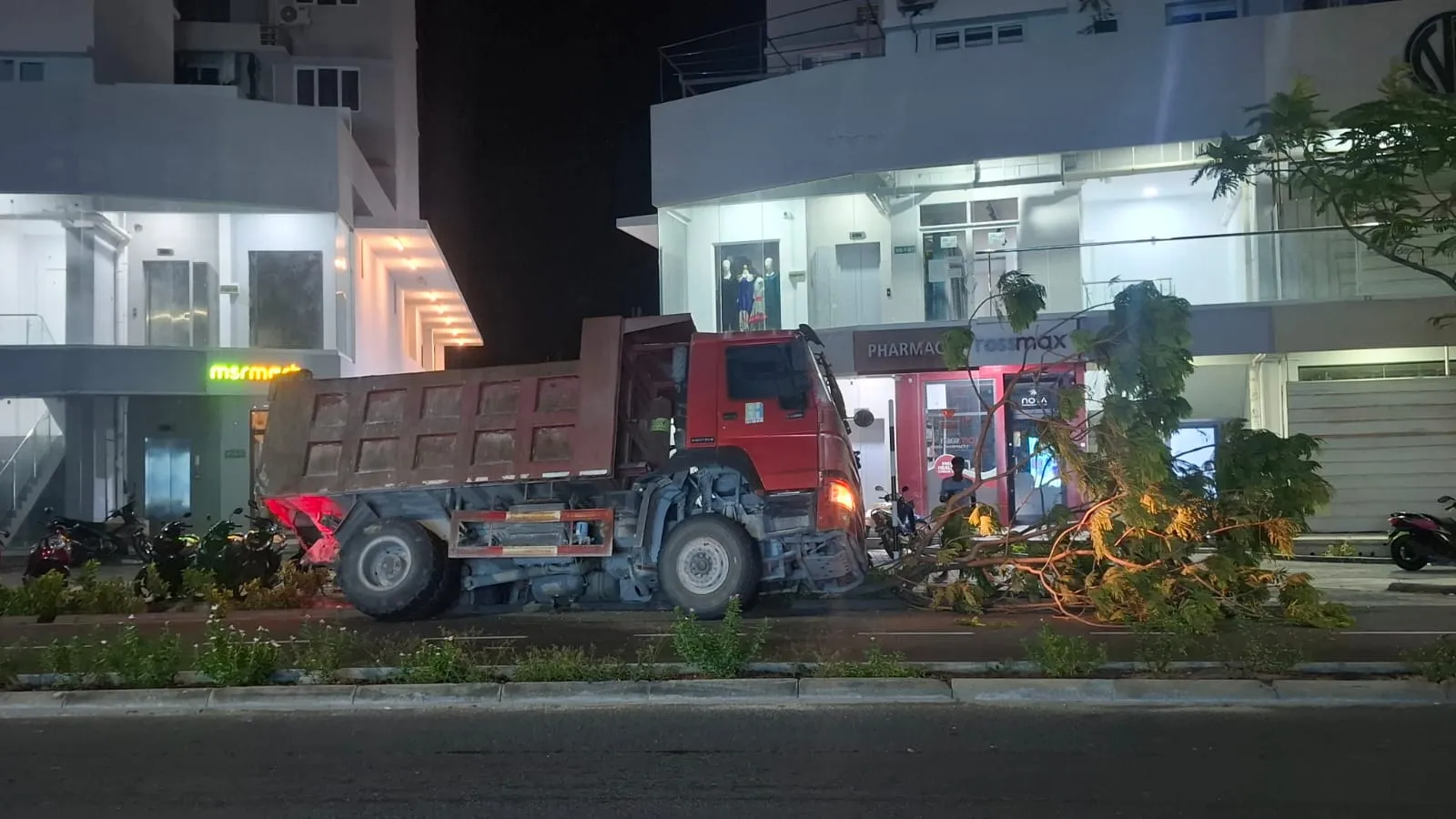 ލޮރީ ފުރޮޅާލާފައި.. ފޮޓޯ: ވޮއިސް