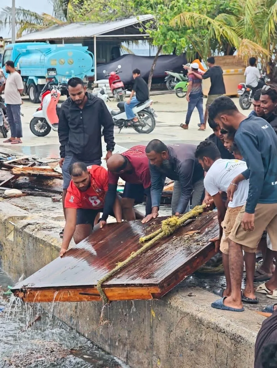 ހަލާކުވި ސަފާރީގެ ބައިތައް މާފުއްޓަށް ބަނދަރުތެރެއަށް
