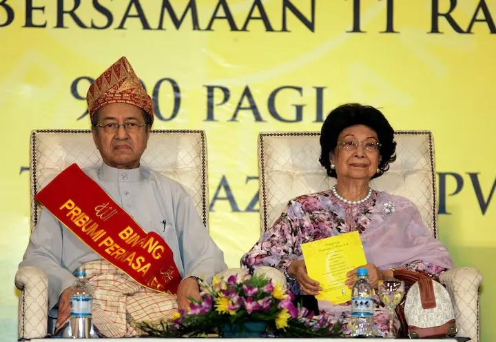 މެލޭޝިއާގެ ކުރީގެ ބޮޑުވަޒީރާއި އަނބިކަނބަލުން --