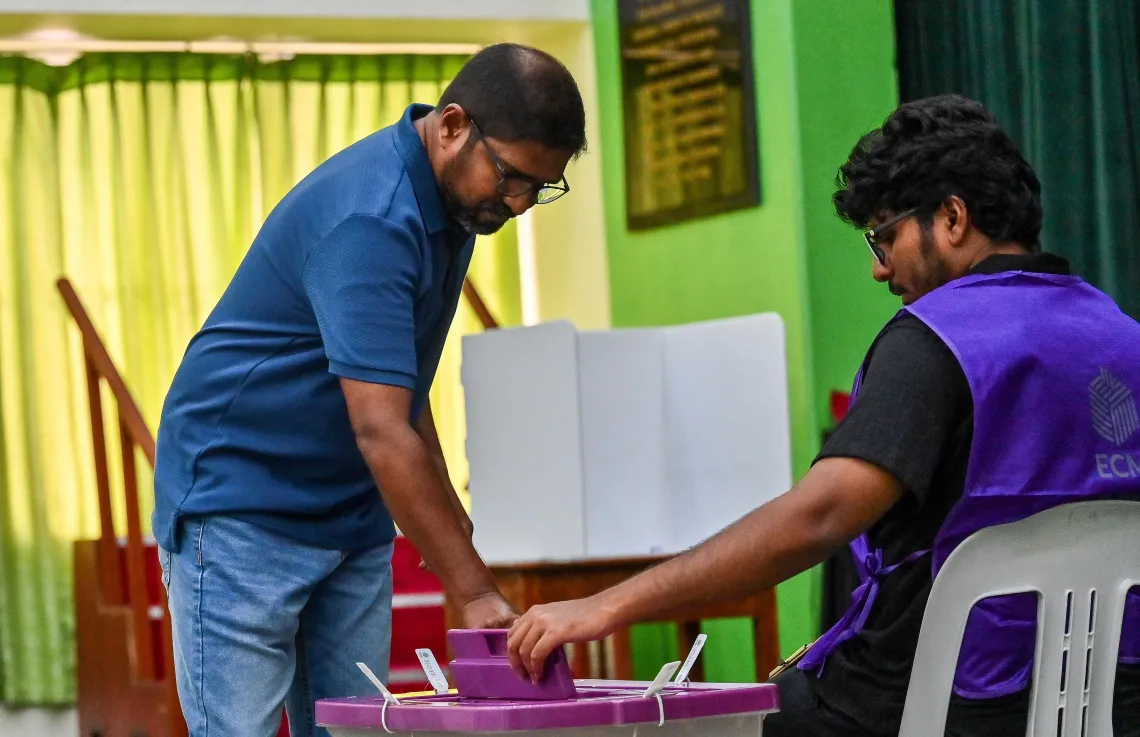 އިންތިހާބެއްގައި މީހަކު ވޯޓްލަނީ