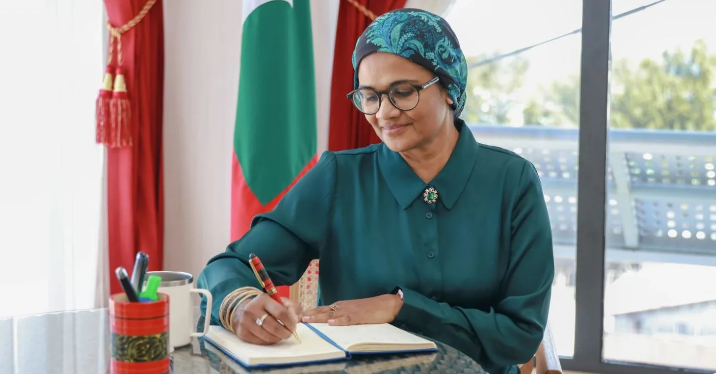 ބެއިޖިން ނޯމަލް ޔުނިވާސިޓީގެ ދަޢުވަތަކަށް މިނިސްޓަރ އޮފް ހަޔަރ އެޑިޔުކޭޝަން، ލޭބަރ އެންޑް ސްކިލްސް ޑިވެލޮޕްމަންޓް، ޑރ. މަރްޔަމް މާރިޔާ ޗައިނާއަށް