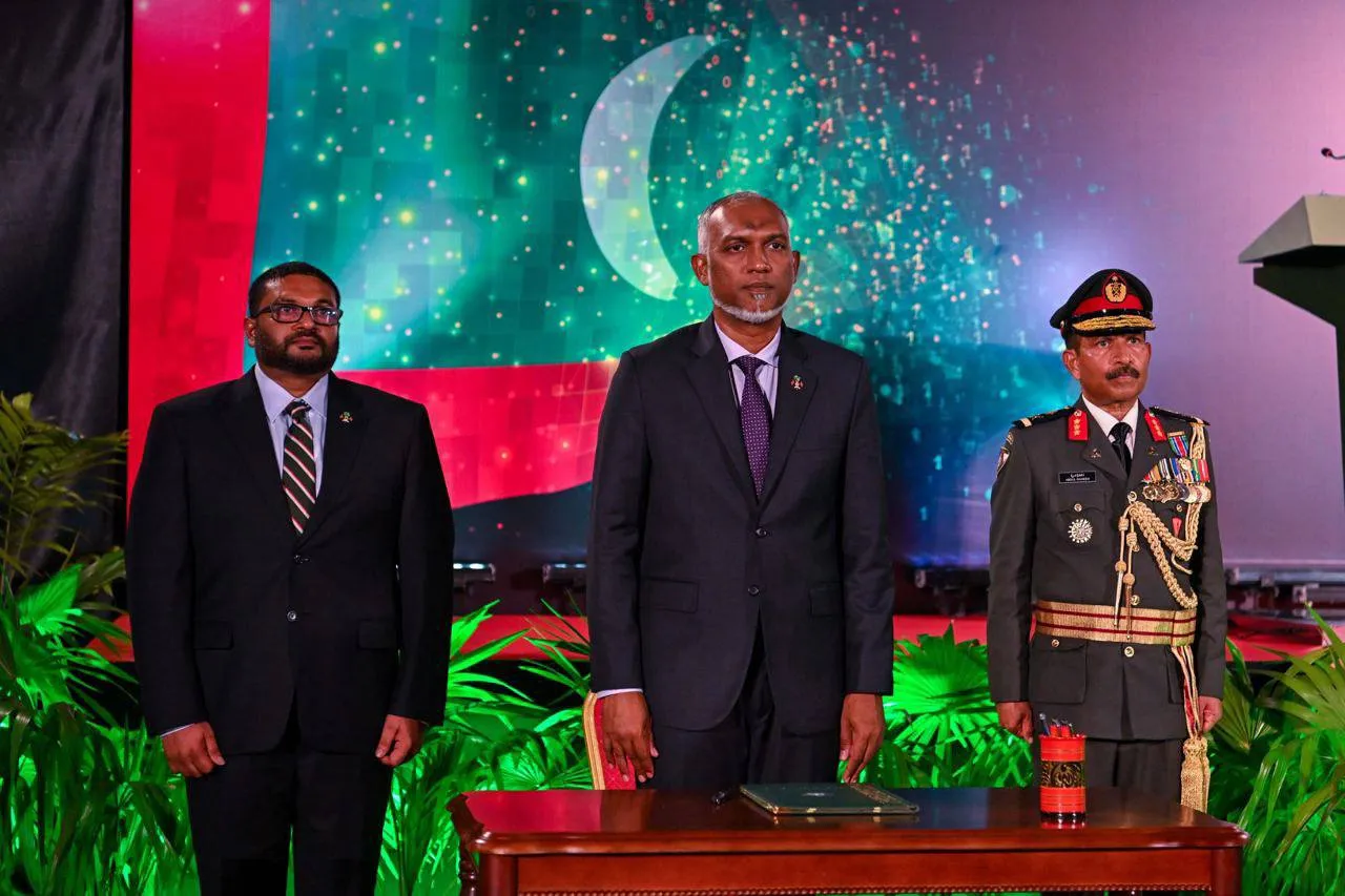 Defence Minister Ghassan Maumoon (Left), President Muizzu and Major General Abdul Raheem Abdul Latheef (Right) in the inaugration ceremony of MNDF Air Corps last night (Photo/President’s office)
