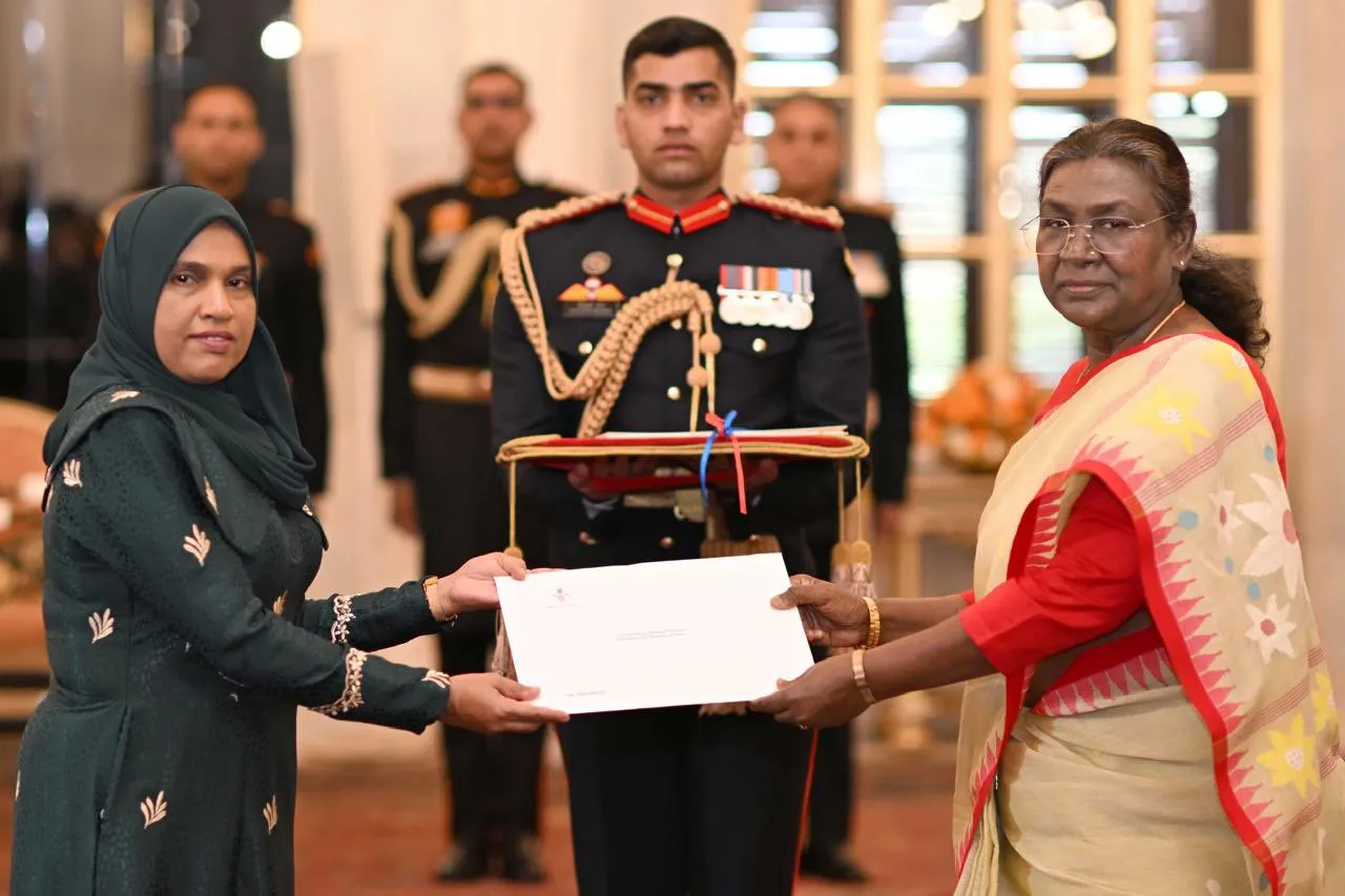 Maldives’ Ambassador to India, Aishath Azeema (left) and India's president Droupadi Murmu (Photo/ Foreign Ministry)