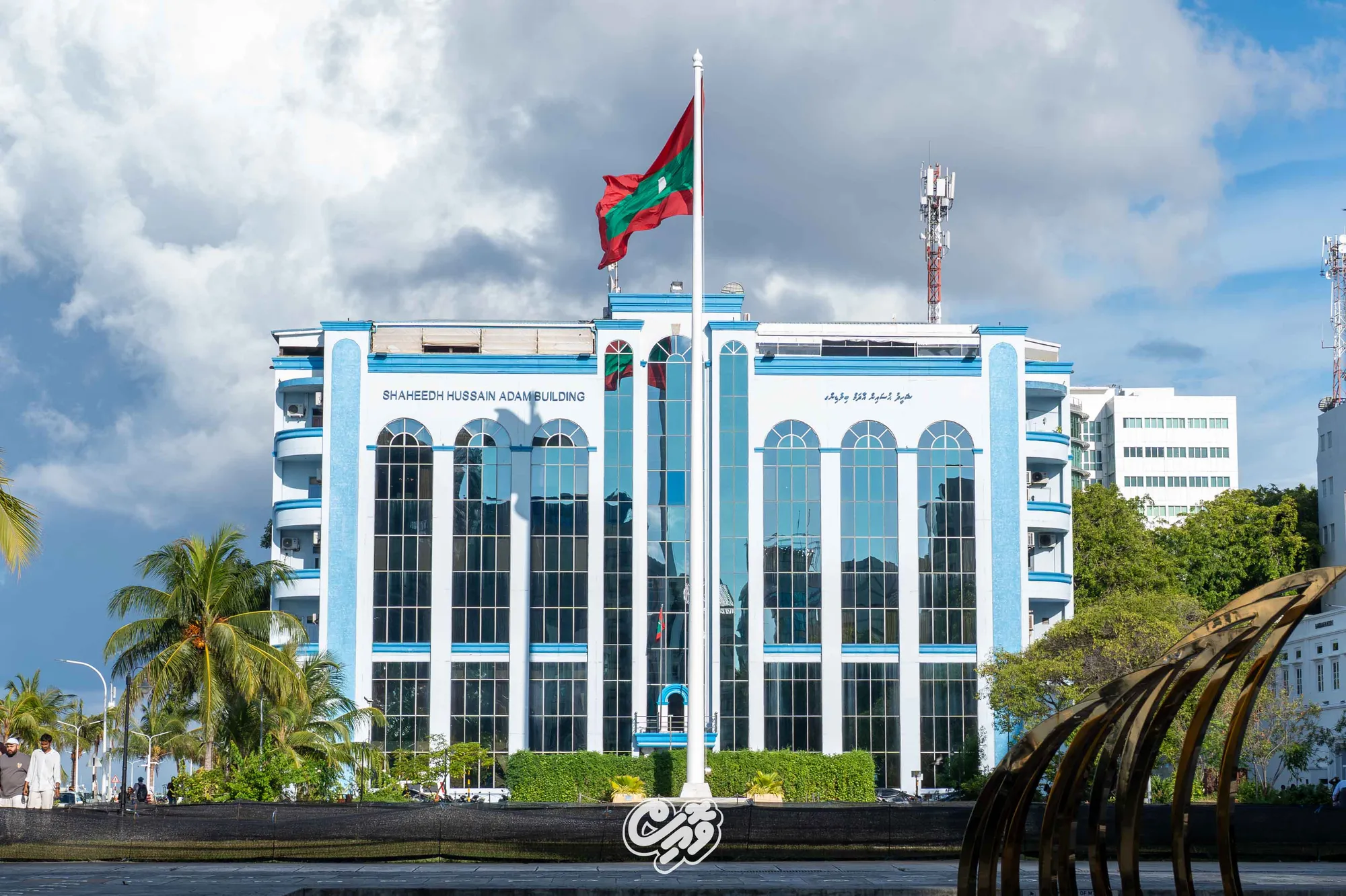 މޫނު ނިވާކޮށްގެން ތިބި ބަޔަކު ގެއަކަށް ވަދެ ތިންލައްކައެއްހާ ރުފިޔާ ފޭރިގެންފި