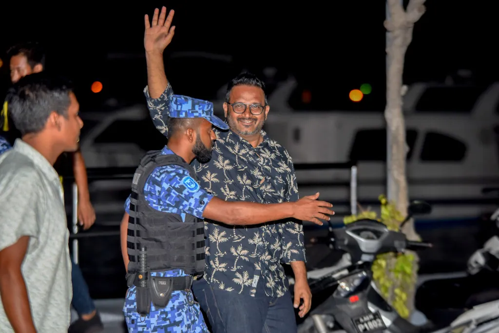އަދީބު ރާއްޖެއިން ބޭރަށް ފުރަން ހުއްދަ ދީފި