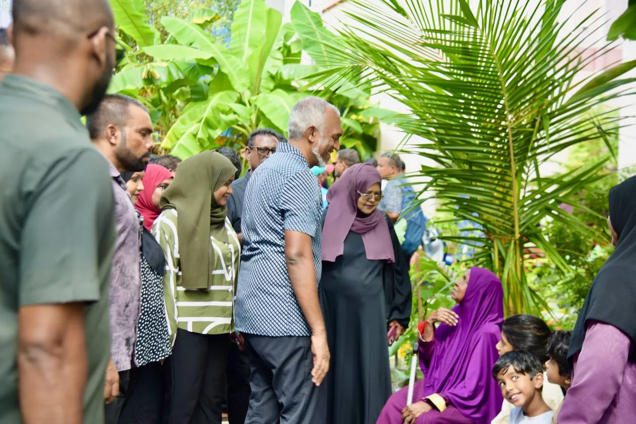 ރައީސުލްޖުމްހޫރިއްޔާ ޑރ މުހައްމަދު މުޢިއްޒު މީގެ ކުރިން މާލޭގައި ދޮރުން ދޮރަށް ހިންގަވަނީ