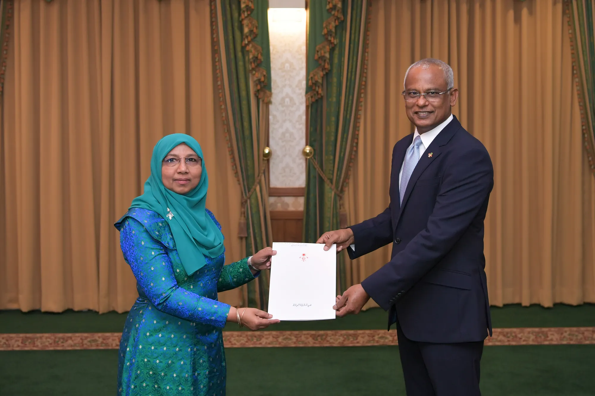 އާ ޖެންޑަރ މިިނިސްޓަރަށް މަގާމުގެ ފަތްކޮޅު އަރުވައިފި