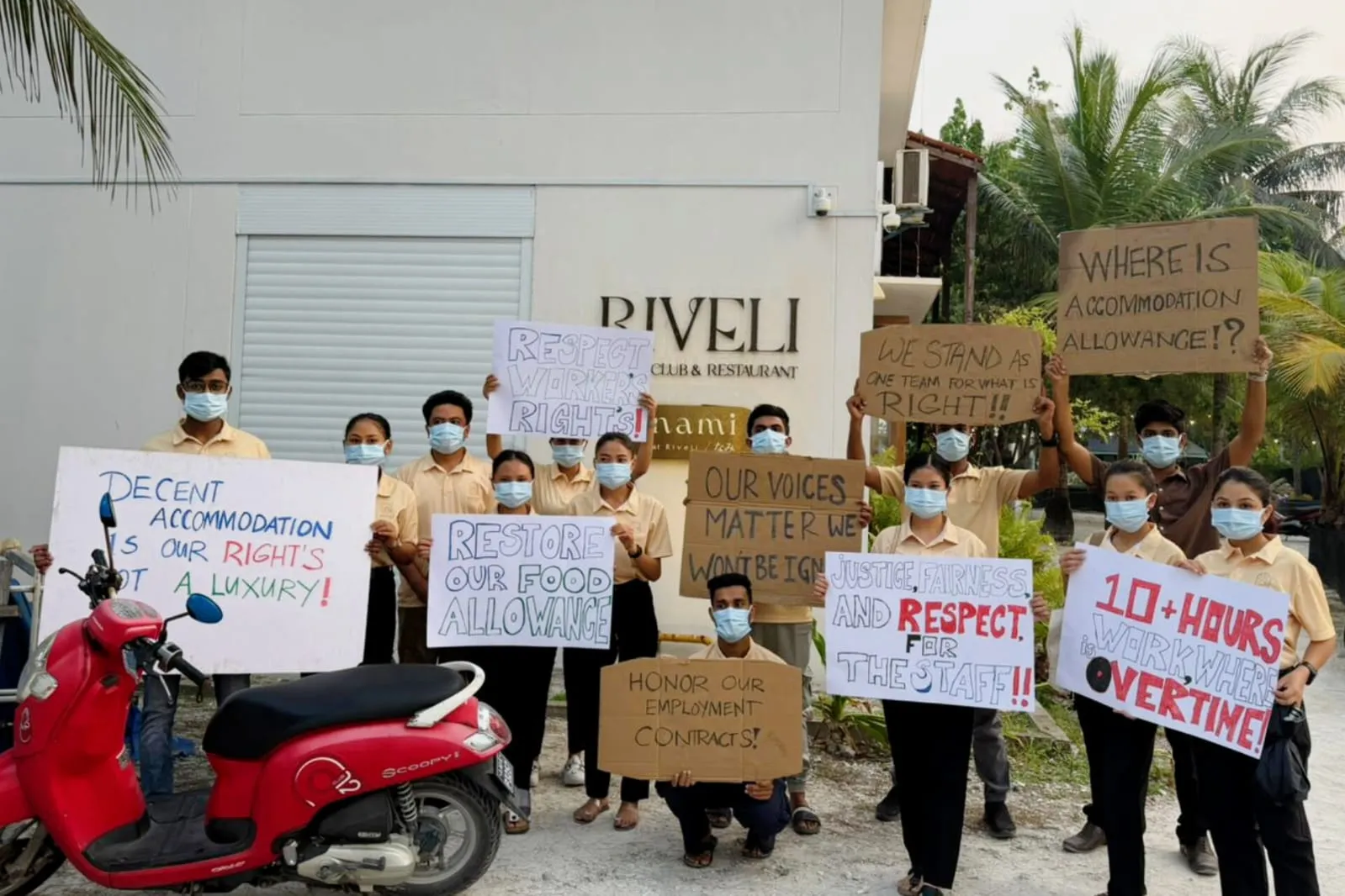 ރިވެލި ބީޗް ރެސްޓޯރެންޓްގެ މުވައްޒަފުން އިހުތިޖާޖުގައި -