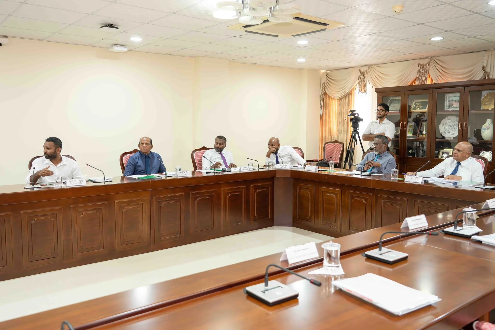 މިނިވަން މުވައްސަސާ ތަކުގެ ކޮމިޓީގެ ބައްދަލުވުމުގެ ތެރެއިން: