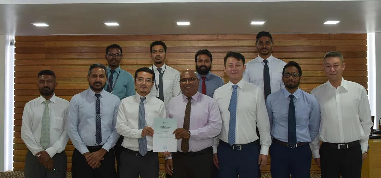 ސީމެކް ކުންފުނިން ފަރުކޮޅުފުށީގެ އައިސޮލޭޝަން ފެސިލިޓީއަށް ފާހަނާބަރިއެއް ހަދިޔާކޮށްފި