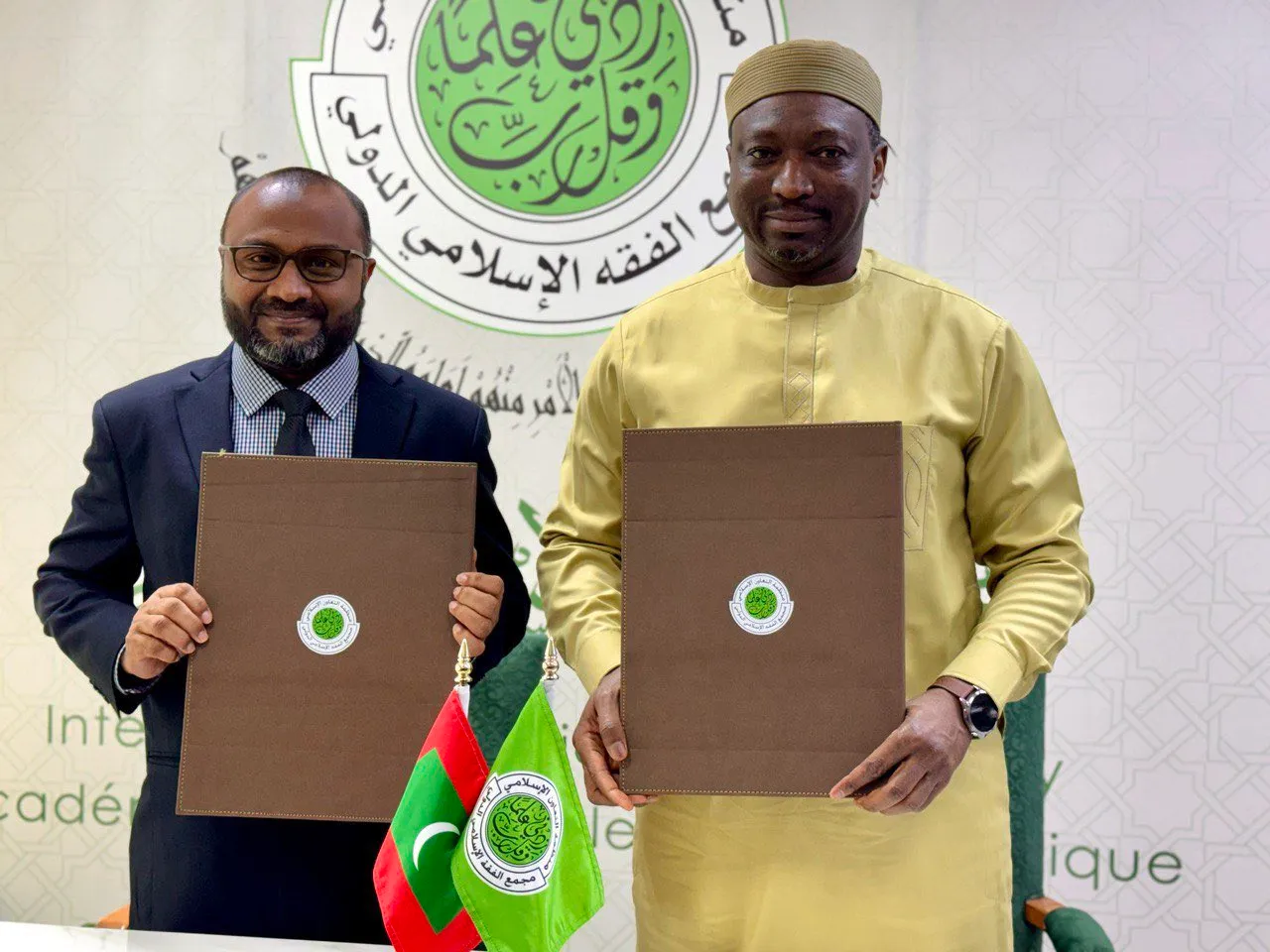 ރާއްޖޭގެ އިސްލާމީ ފަތުވާ ކައުންސިލް ތަރައްގީ ކުރުމަށް އޯއަސީ އާއެކު އެއްބަސްވުމުގައި ސޮއިކުރުން: ފޮޓޯ: އިސްލާމީ ކަންތައްތަކާ ބެހޭ ވުޒާރާ