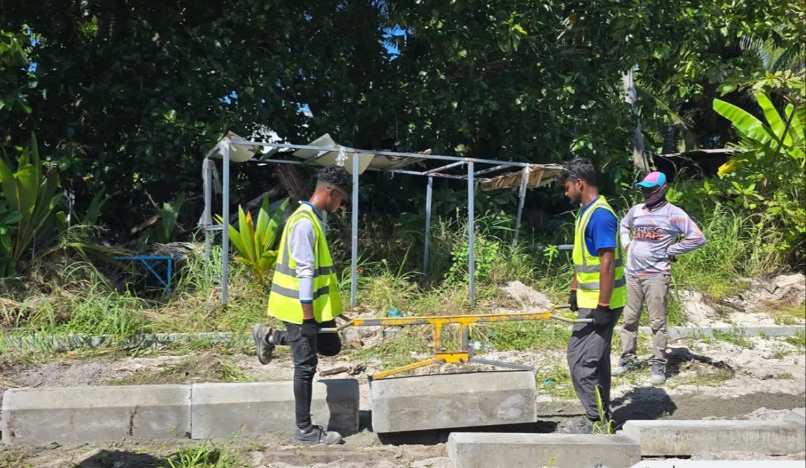 ކުޑަހުވަދޫ މަގުތައް ހެދުމުގެ މަސައްކަތުގެ ތެރެއިން... ފޮޓޯ؛ އާރުޑީސީ
