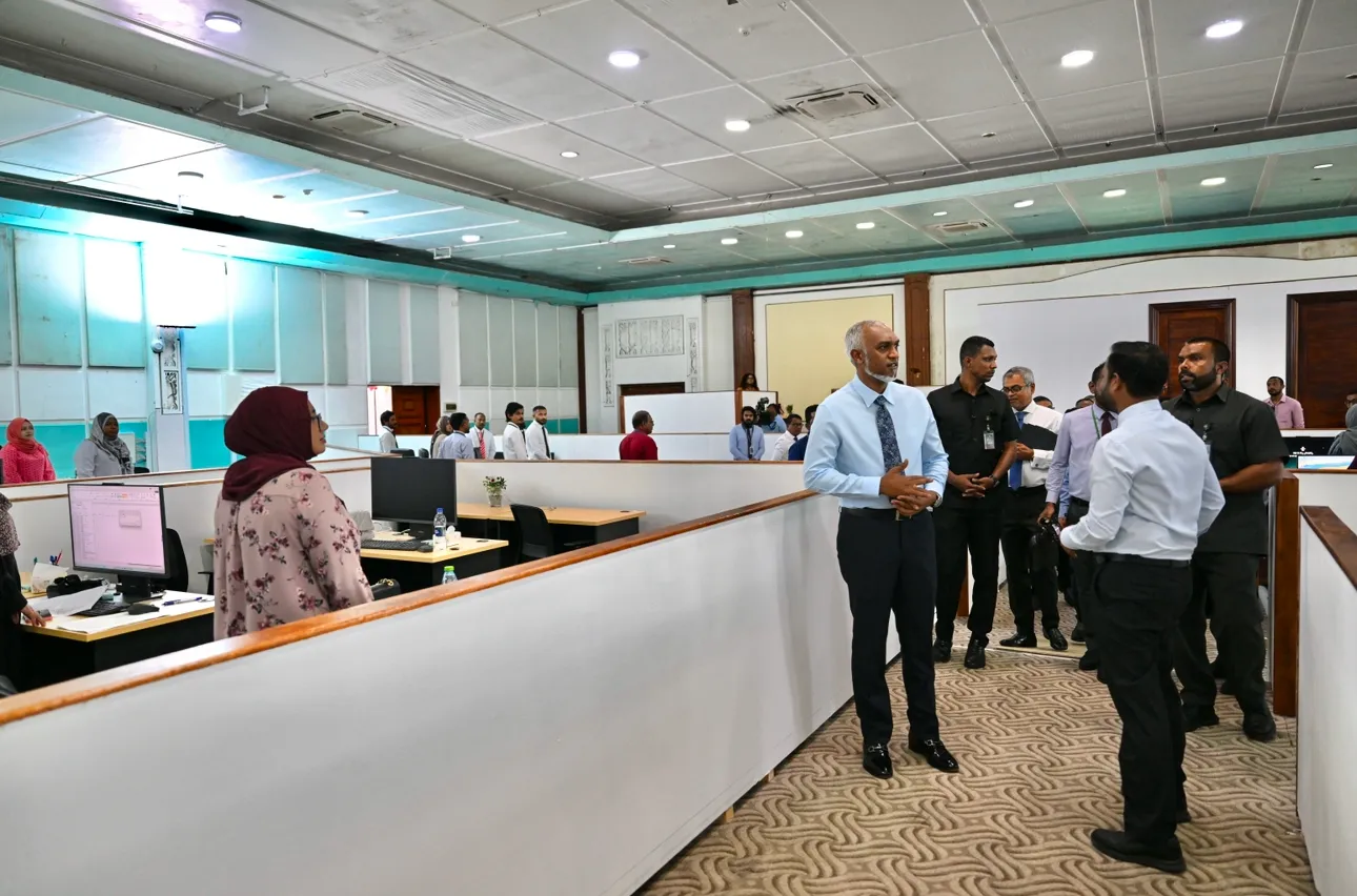 އަލިފާނުގެ ހާދިސާގައި ގެއްލުންވި މިނިސްޓްރީ ތަކުގެ މަސައްކަތް ރައީސް މުޢިއްޒު ބައްލަވާލަނީ:: ފޮޓޯ/ ރައީސް އޮފީސް