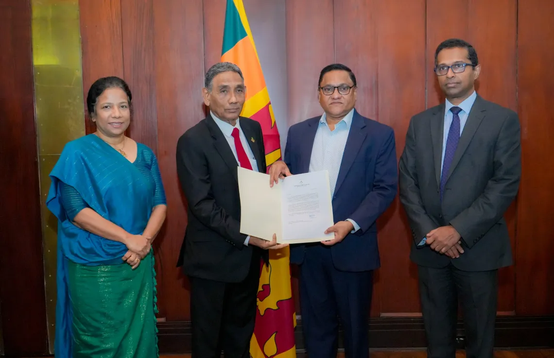 އެހީގެ ގޮތުގައި ދިނުމަށް ނިންމި 50،000 ޑޮލަރު، ލަންކާ ސަރުކާރާ ހަވާލުކުރުން... ފޮޓޯ: ލަންކާގައި ހުންނަ ރާއްޖޭގެ އެމްބަސީ