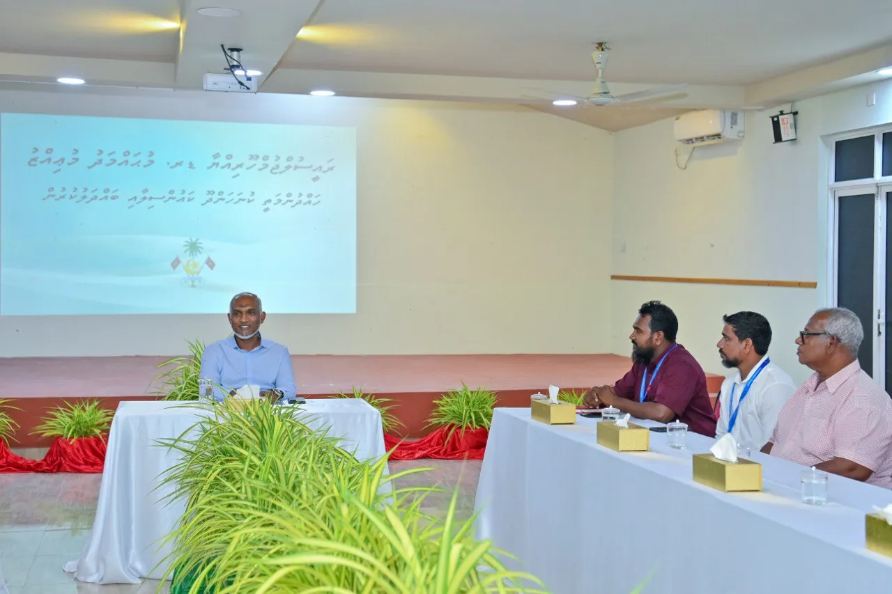 ކުނަހަންދޫގައި ހުއްޓިފައި ހުރި މަޝްރޫޢުތައް އަލުން ފެށުމާއި ގުޅޭގޮތުން ރައީސް މުޢިއްޒާއި މަޝްވަރާކޮށްފި
