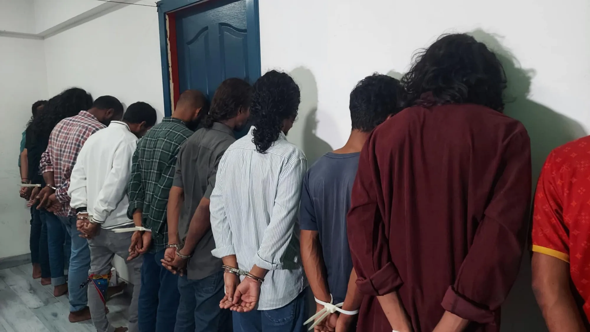 ހިޔާގައި މީހަކު ރަހީނުކޮށް، އިނގިލި ބުރިކޮށްލަން އުޅުނު މީހުން ދޫކޮށްލައި ދައުވާކުރަން ފޮނުވައިފި