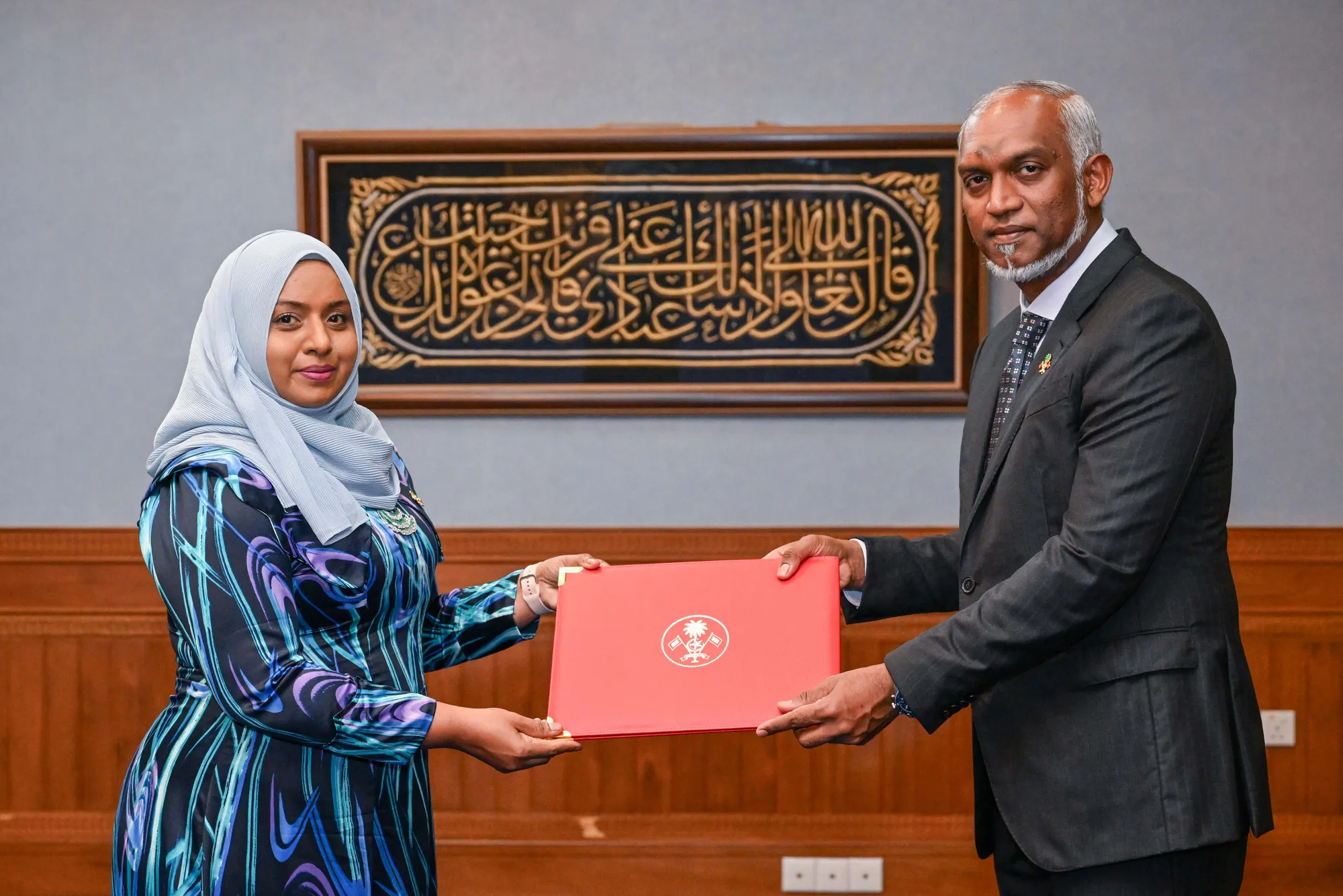 ސިވިލް ސާވިސް ކޮމިޝަން ގެ މެމްބަރުކަމަށް އައްޔަނުކުރެއްވި ހަބީބާ އަށް މަގާމުގެ ލިޔުން ރައީސް ޑރ.މުޢިއްޒު ހަވާލުކޮށްދެއްވަނީ-- ފޮޓޯ: ރައީސް އޮފީސް