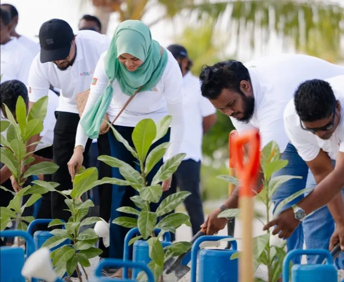 5 މިލިއަން ގަސް އިންދުމުގެ ޕްރޮގްރާމްގެ ދަށުން އެޗްޑީސީން ގަސް އިންދުމަށް ކުރިއަށްގެންދިޔަ ހަރަކާތެއްގެ ތެރެއިން.. ފޮޓޯ: އެޗްޑީސީ