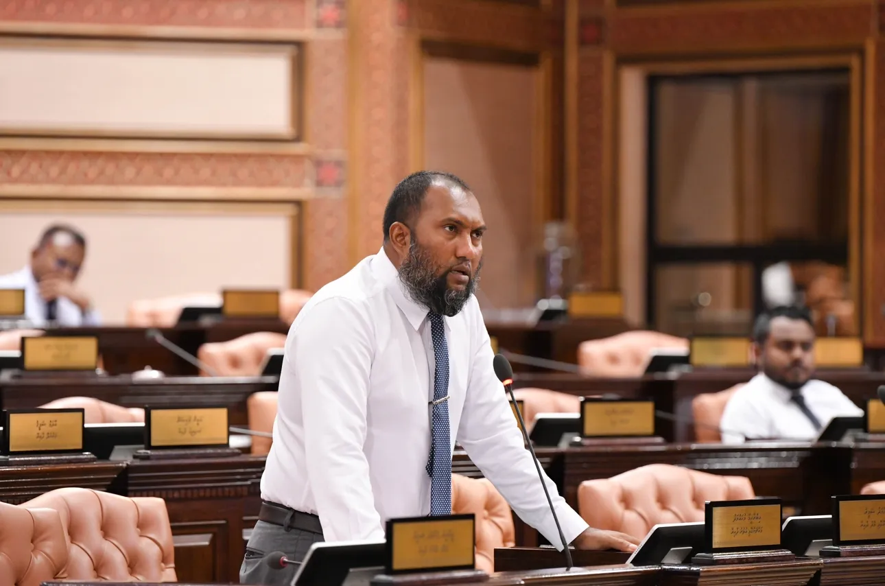މަޖިލީހުގެ މިއަދުގެ ޖަލްސާގައި މެންބަރު އިބްރާހިމް މުހައްމަދު ވާހަކަ ދައްކަވަނީ: ފޮޓޯ/ މަޖިލިސް