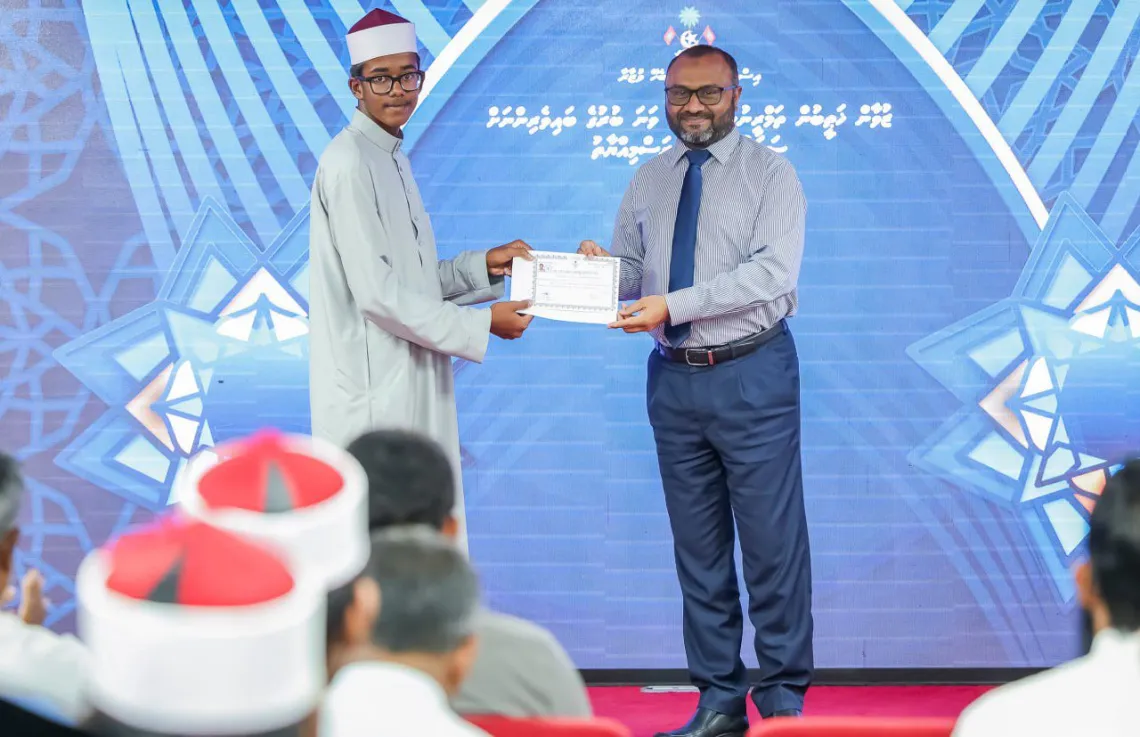 ޒުވާން ހަތީބުން ޕްރޮގްރާމުގެ ދެވަނަ ބެޗުގައި ބައިވެރިވި ކުއްޖަކަށް ޑރ.ޝަހީމް ސެޓްފިކެޓް ދެއްވަނީ -- ފޮޓޯ: އިސްލާމިކް މިނިސްޓްރީ
