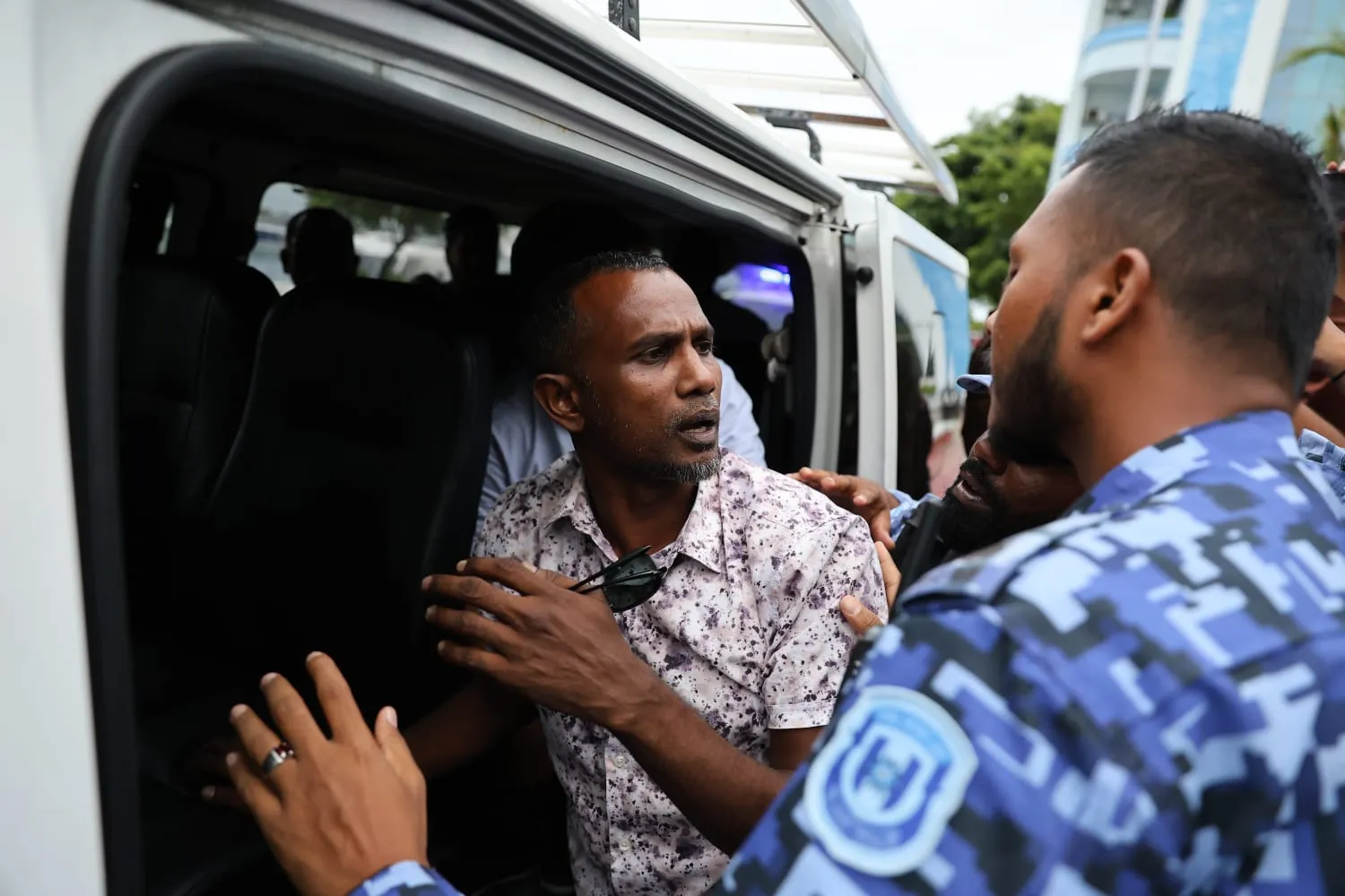 ޖުމްހޫރީ މައިދާނުގައި ތިއްބާ އިދިކޮޅު ލީޑަރުން ހައްޔަރުކޮށްފި