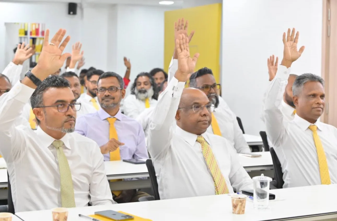 ރޭ ބޭއްވި އެމްޑީޕީ ގައުމީ މަޖިލިސް ޖަލްސާގެ ތެރެއިން: ފޮޓޯ/ އެމްޑީޕީ