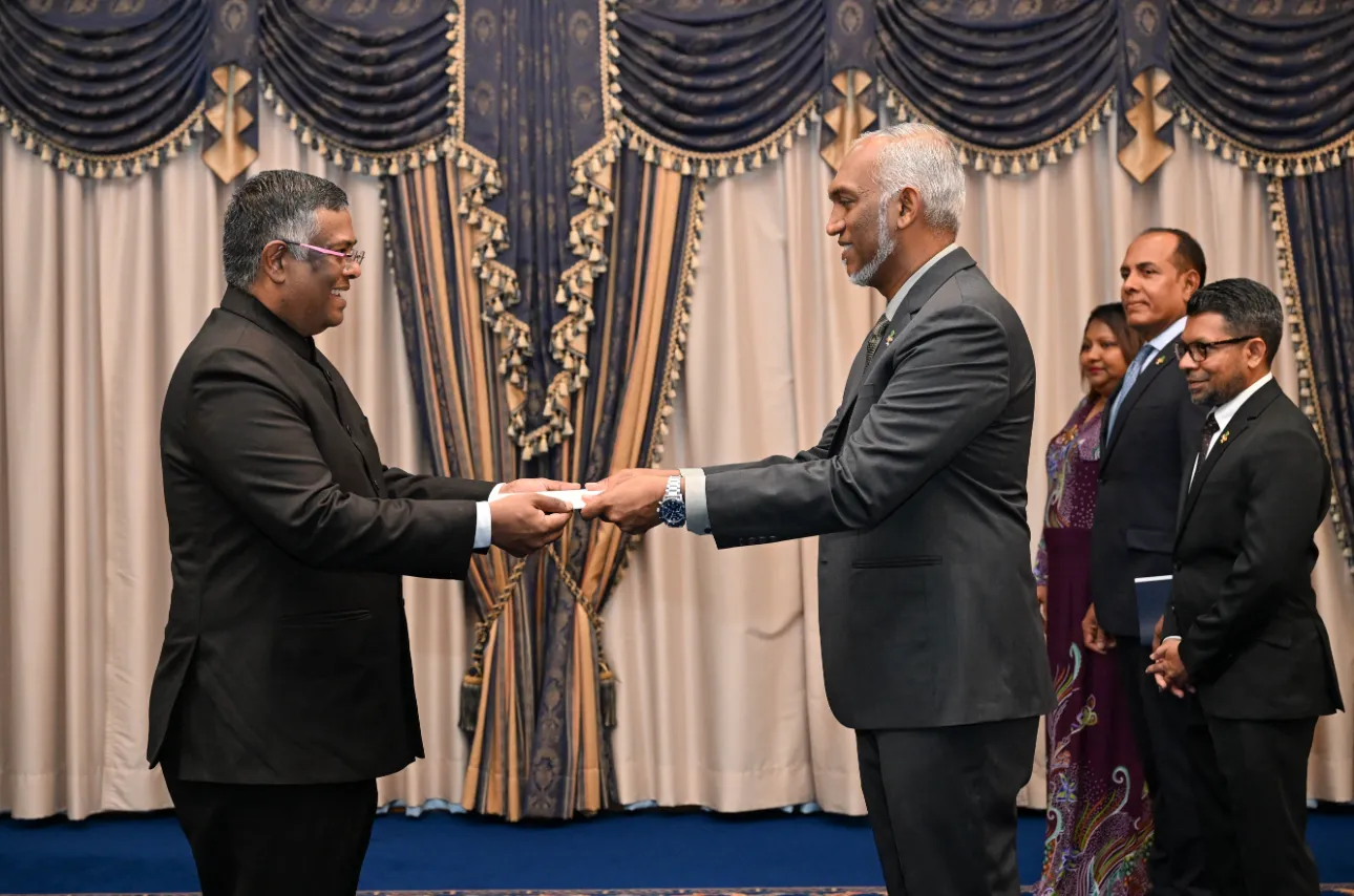 އިމްޑިޔާގެ އައު ސަފީރުގެ ފަތްކޮޅު ރައީސަށް އެރުއްވުން: ފޮޓޯ/ ރައީސް އޮފީސް