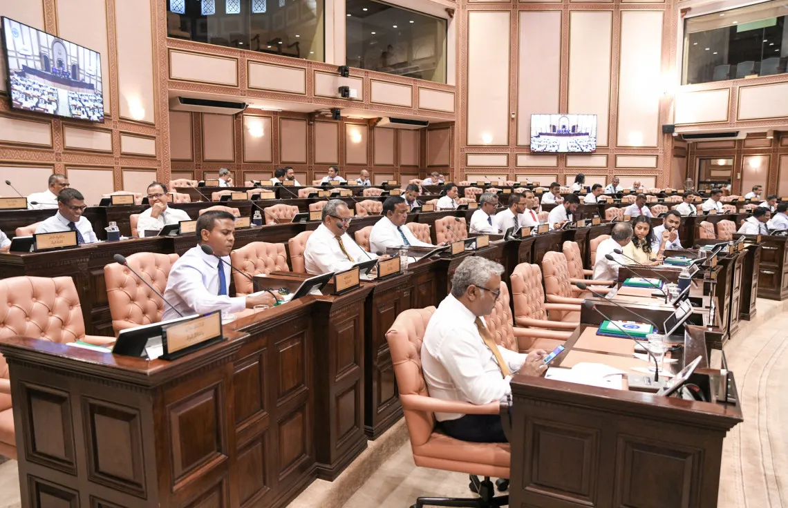 ދައުލަތުގެ ހަރަދު ކުޑަކުރަން ނިކަމެތިން ގުރުބާން ކުރަނީ، އިއްޒަތްތެރި މެންބަރުން އަދިވެސް ބޮޑު މުސާރައިގައި!