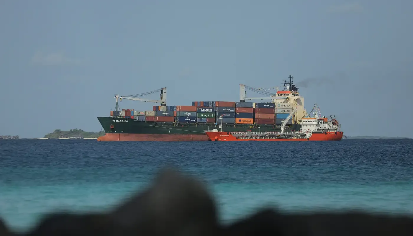 އިހަވަންދިއްޕޮޅުގައި މިއަދު ފެށި އޮފްޝޯ ބަންކަރިން ހިދުމަތުގައި ބޭނުންކުރާ ދެ ތެޔޮ ބާޖު -- ފޮޓޯ: ދައުރު