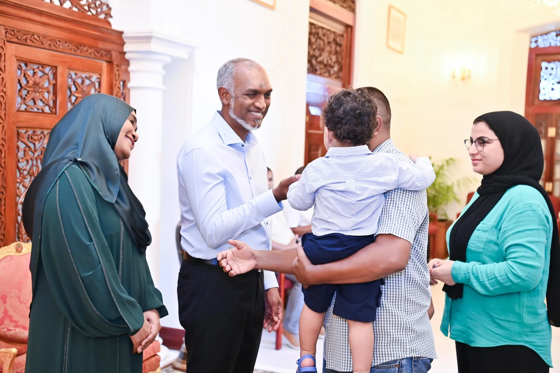 ރައީސްގެ ދެކަނބަލުން ޢީދު ސަލާމް ކުރައްވަނީ: ފޮޓޯ/ ރައީސް އޮފީސް
