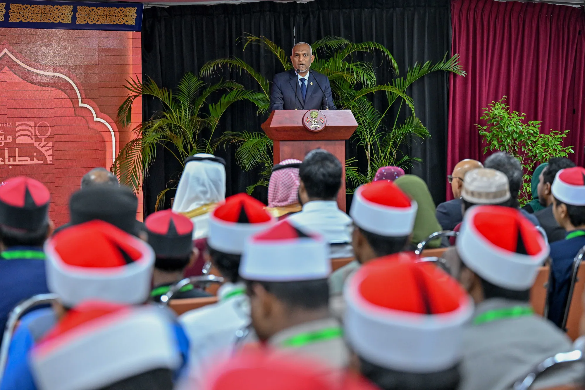 ޢިލްމު ބަޔަކަށް ފޯރުވައިދިނުމުގައި ތިމާގެ ދުލާއި ގަލަން ހިންގަން ޖެހޭ ޙާލަތާއި ހިންގަން ނުޖެހޭ ޙާލަތު ހުންނާނެ - ރައީސް