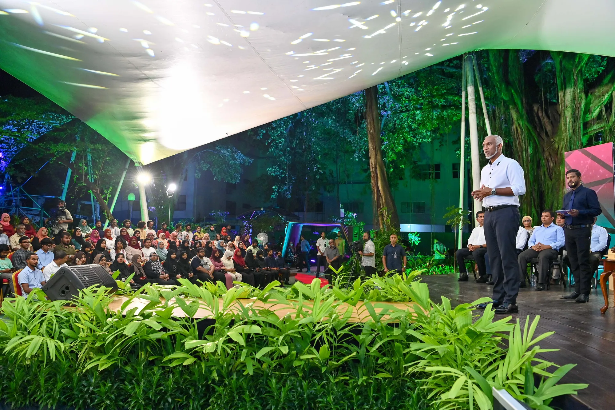 އަހާ ފޯރަމް 2 ގައި ރައީސުލްޖުމްހޫރިއްޔާ ޑރ މުހައްމަދު މުޢިއްޒު ރައްޔިތުންގެ ސުވާލައް ޖަވާބު ދެއްވަނީ----ރައީސް އޮފީސް: ވޮއިސް