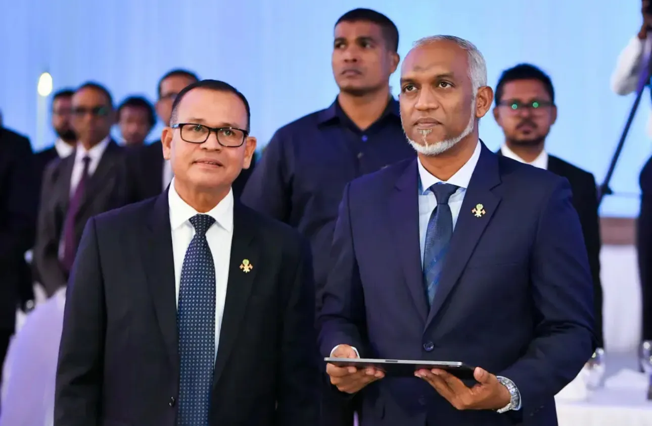 ރައީސް ޑރ.މުޢިއްޒު އެ ގެންދަވަނީ ރާއްޖެ ފަޚުރުވެރިވާވަރަށް ދިވެހިންގެ އަޑު އުފުއްލަވަމުން: އާދަމް ޝަރީފް އުމަރު