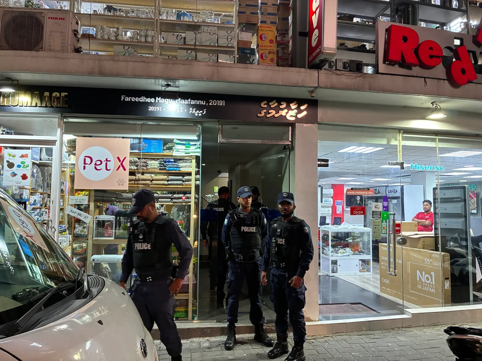 އަދަދު ނޫހުގެ އޮފީހަށް ފުލުހުން ވަދެފައި ވަނީ ޖިނާޢީ ކުށެއްގެ ތަޙްޤީޤަކާއި ގުޅިގެން ކަމަށް ފުލުހުން ބުނެފި