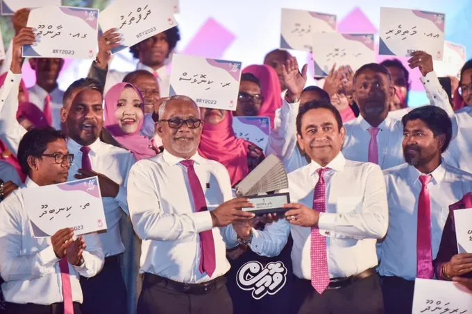 އިސްތިއުނާފް ނުނިމުނަސް ރައީސް ޔާމީންގެ ކެންޑިޑެސީ ފޯމް ހުށަހަޅާނަން: އިދިކޮޅުު