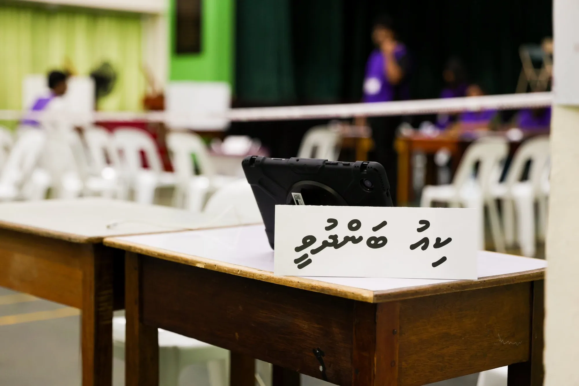 ލަހުން ފެށުނުނަމަވެސް ކިއުގަ މީހުން ނެތްނަމަ 4 ޖަހާއިރު ވޯޓުފޮށި ބަންދުކުރާނެ: އިލެކްޝަން
