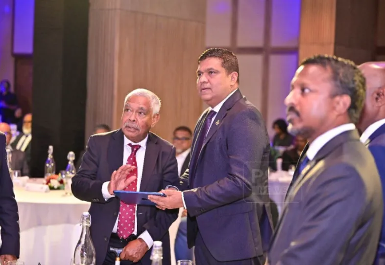 ވިޒިޓް މޯލްޑިވްސް އިޔާގެ ލޯގޯ ޓޫރިޒަމް އެއް ބާނީ ކަމަށްވާ ޗަމްޕާ ހުސެއިން އަފީފު ތައާރަފު ކޮށްދެއްވަނީ -- ޕީއެސްއެމް ފޮޓޯ