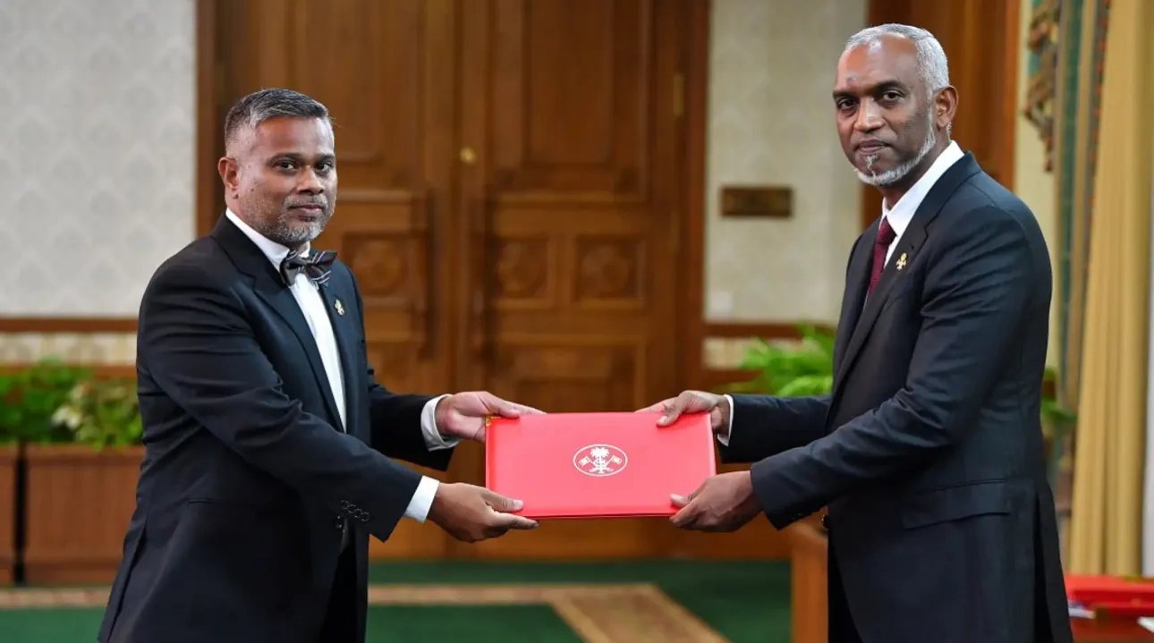 ރައީސް އޮފީހުގެ ލީގަލް ސެކްރެޓްރީގެ މަގާމަށް އަައްބާސް އައްޔަންކޮށް ލިޔުން ހަވާލުކޮށްދެއްވަނީ: އޭނާ ވަނީ މިއަދު އާ ޕީޖީ ކަމަށް އައްޔަންކޮށް ލިއުން ހަވާލުކޮށްފައި (ފައިލް ފޮޓޯ/ ރައީސް އޮފީސް)