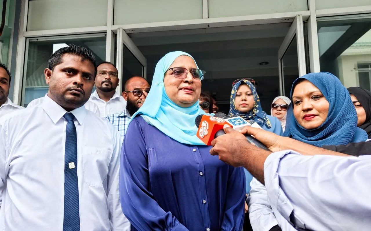 ނުކުމެ މިތިބީ ރައީސް ޑރ.މުޢިއްޒު މާލެސިޓީ އަށް ޚާއްސަކުރައްވާފައިވާ ސިޔާސަތުތައް ތަންފީޒުކުރަން: ޢާޒިމާ