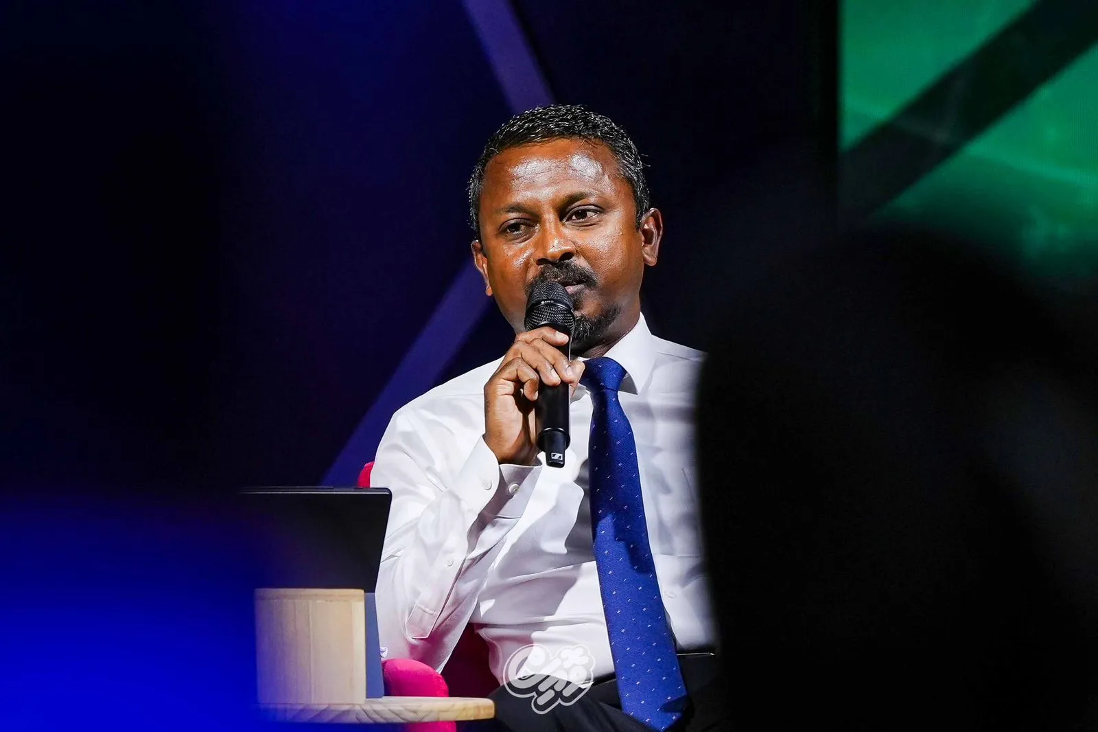 މިރޭގެ ފޯރަމްގައި އުޝާމް ވާހަކަފުޅު ދައްކަވަނީ -- ފޮޓޯ: ވޮއިސް